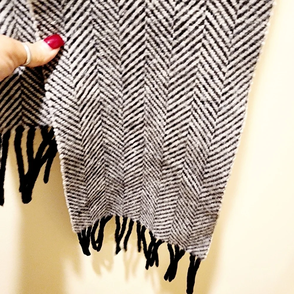 Ralph Lauren Chic Black and White Lambswool Unisex Scarf
